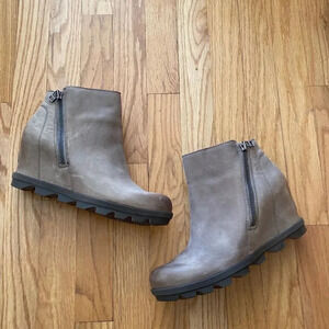 Sorel sz 9.5 tan Joan of arctic 2 Zipper outer side waterproof material snow.